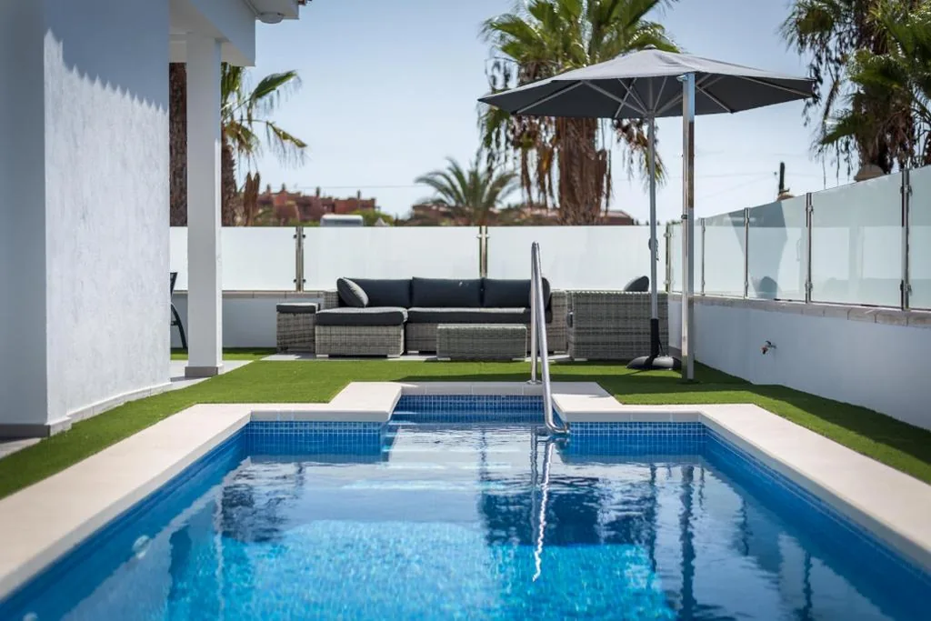 Moradia com 2 quartos — Luxurious 5* VILLA - 300M2 - private HEATED pool - garage - WiFi