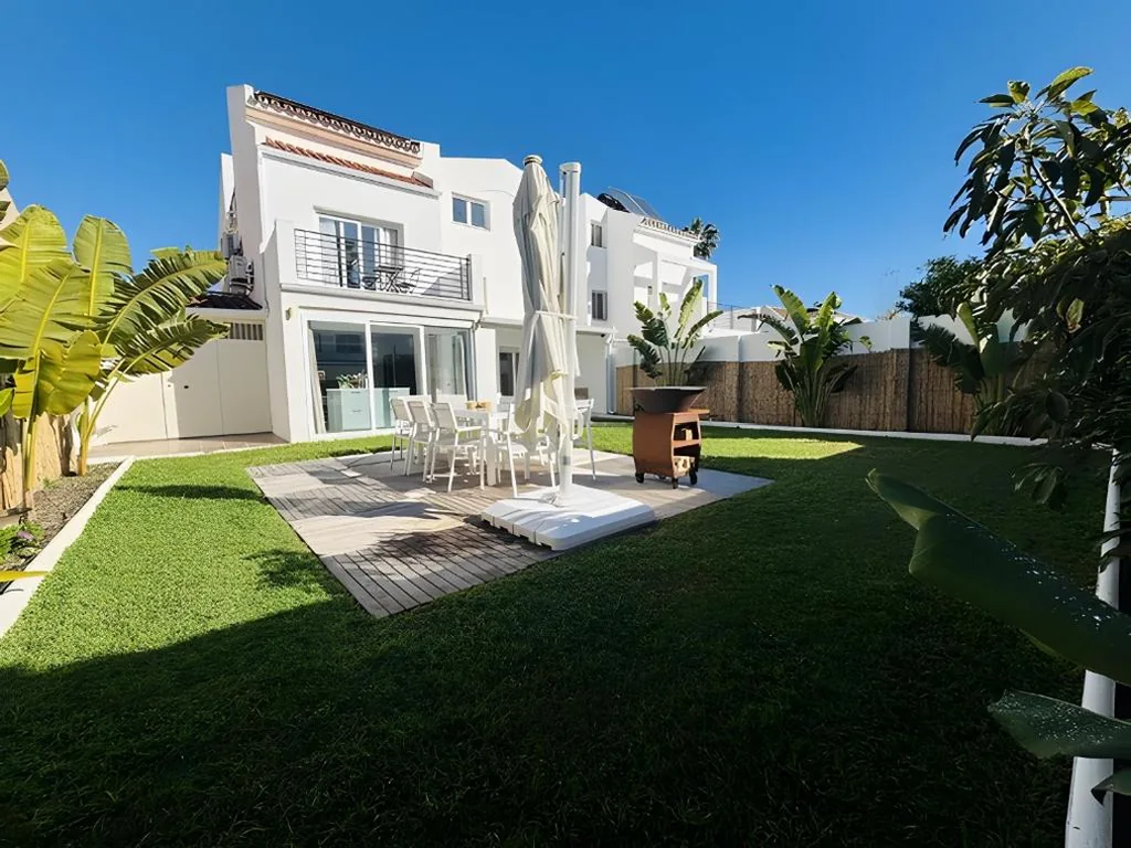 Villa con vistas al jardín — Luxurious And Modern Family Home
