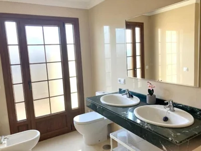 Luxury 4-Bedroom Villa With Heated Pool + Sea View — photo 3
