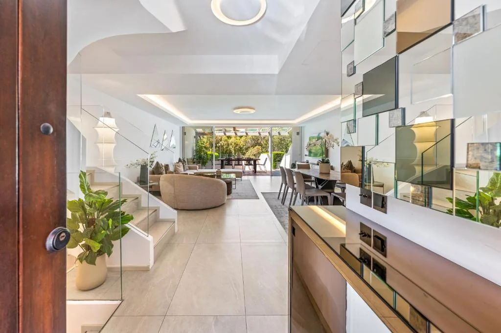 Villa — Luxury 5-Bedroom Townhouse in Puente Romano