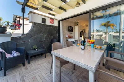 Luxury Poolside Holiday Home — photo 6