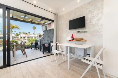 Luxury Poolside Holiday Home — photo 11