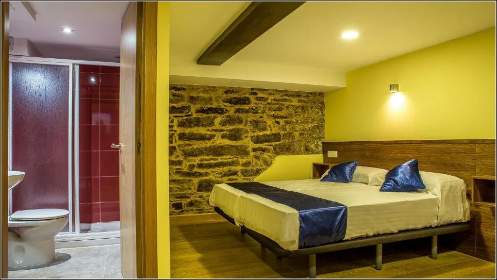 Habitación Cuádruple con baño privado — Luxury rooms Oxford Santiago de Compostela