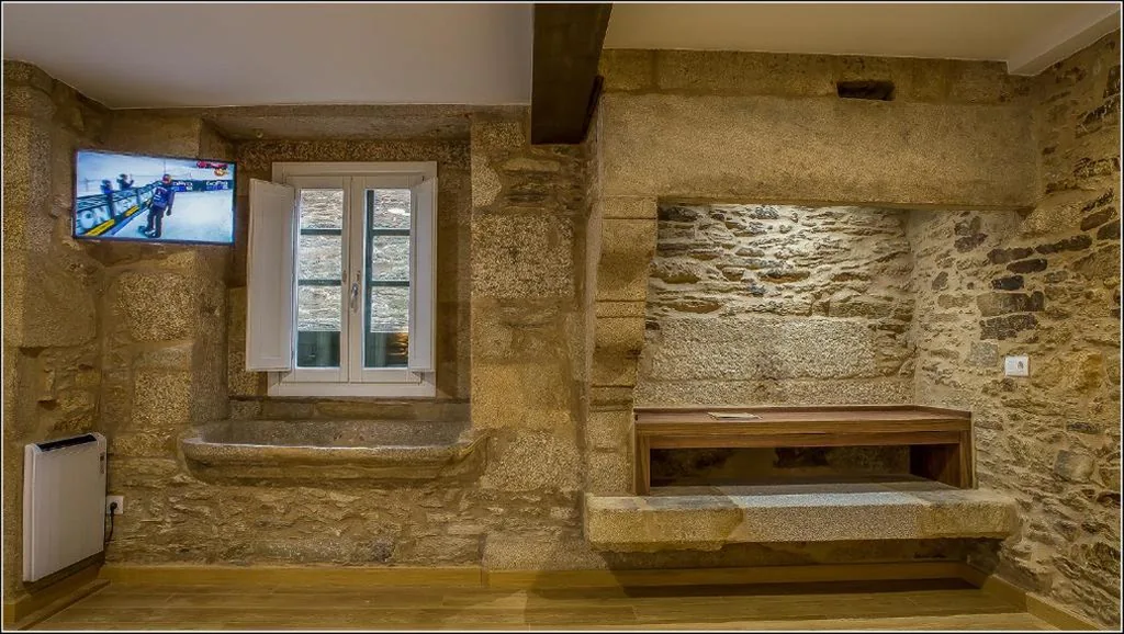 Habitación Triple Confort con ducha — Luxury rooms Oxford Santiago de Compostela