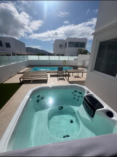 LUXURY RUBICON Jacuzzi y Piscina — foto 2