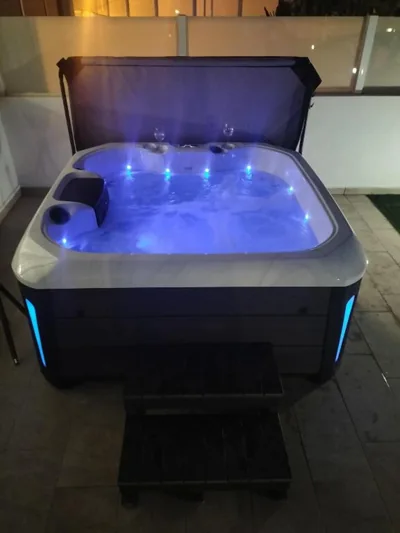 LUXURY RUBICON Jacuzzi y Piscina — foto 7
