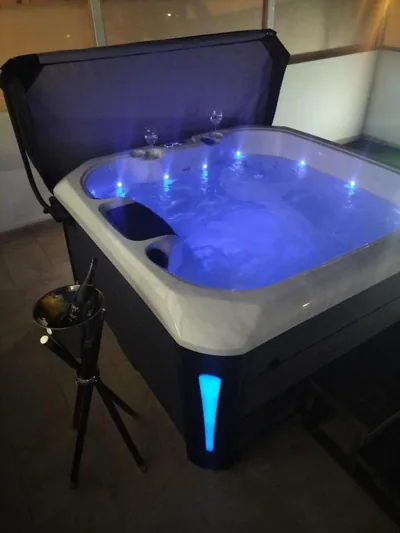 LUXURY RUBICON Jacuzzi y Piscina — foto 8
