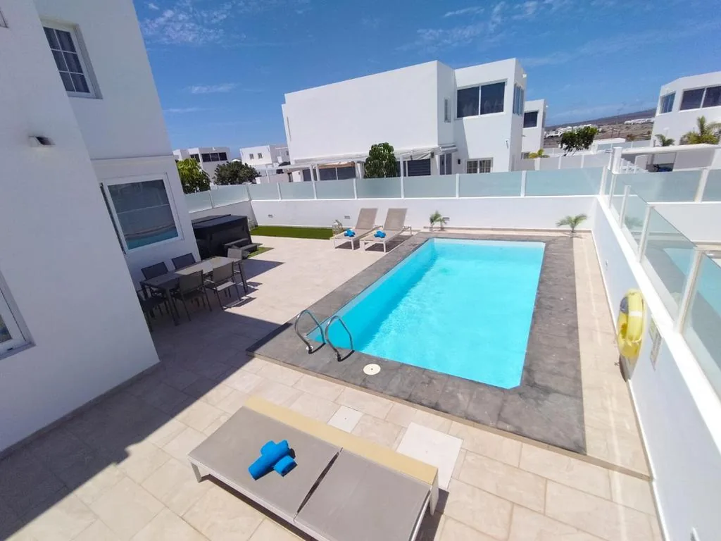 Villa com 3 quartos — LUXURY RUBICON Jacuzzi y Piscina