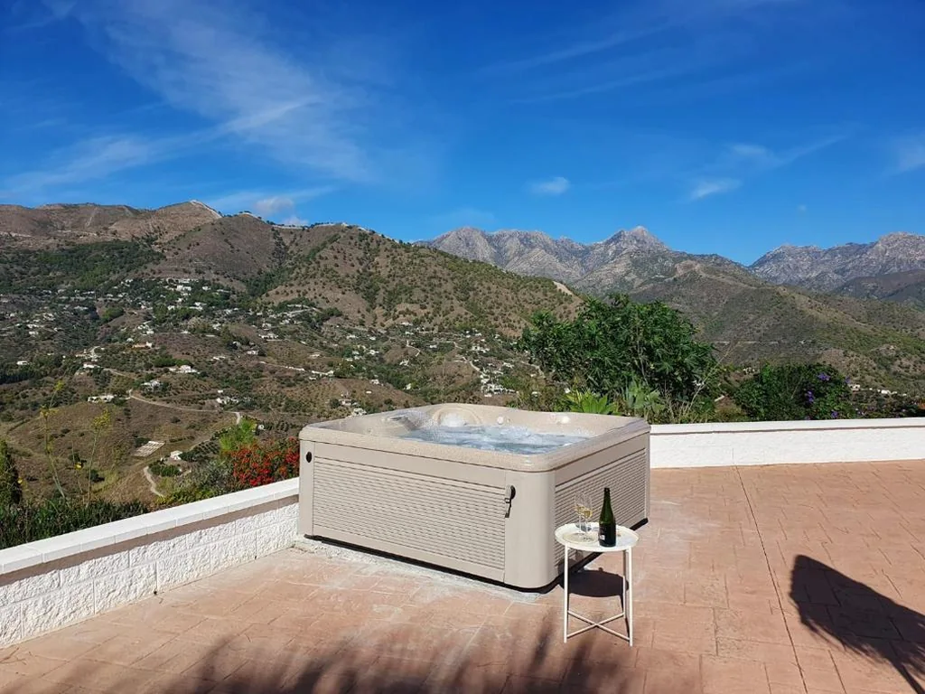 Luxury villa - breathtaking views - hot tub - 15' to beach