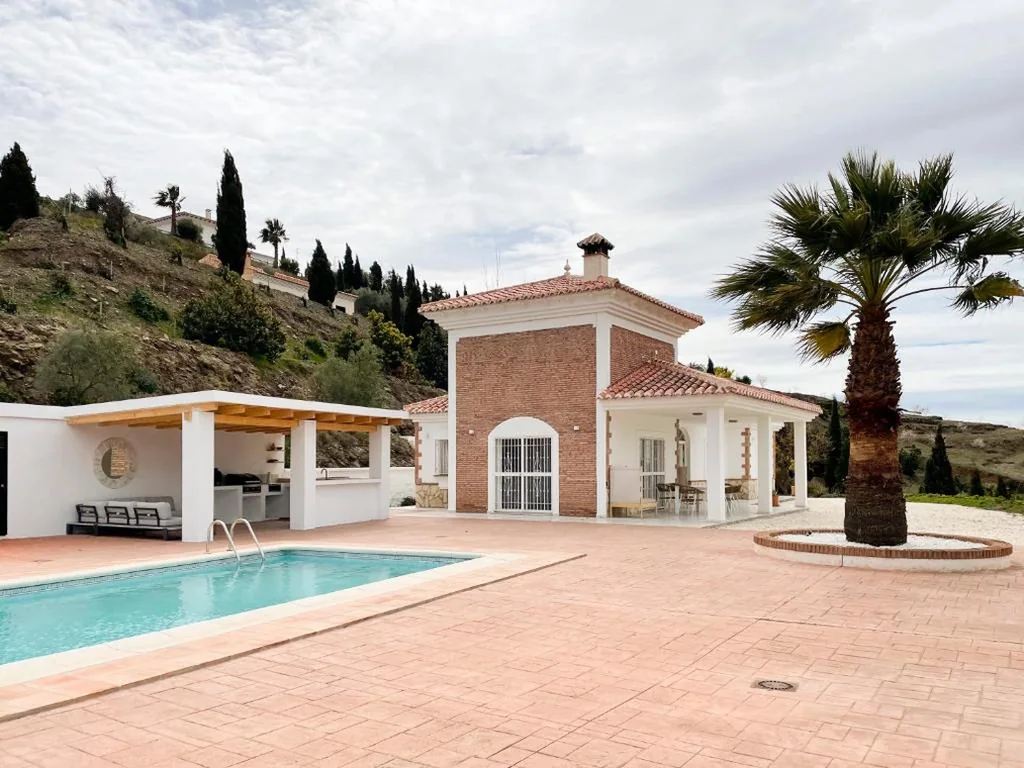 Villa con 3 camere da letto — Luxury villa - breathtaking views - hot tub - 15' to beach