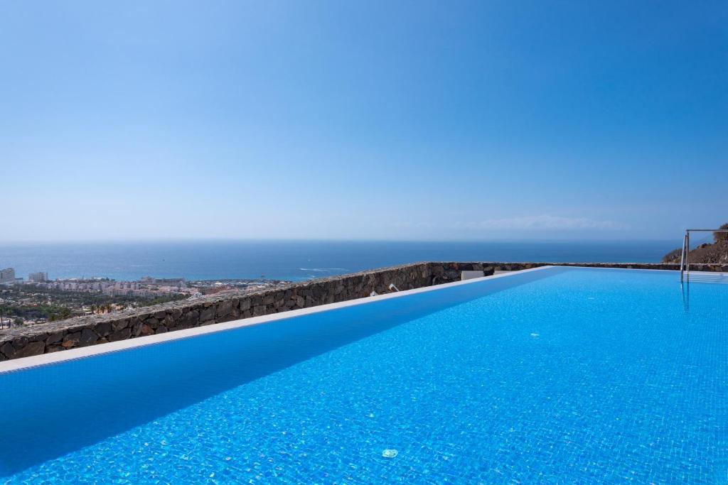 Luxury Villa Maria private heated pool Free Car except Christmas