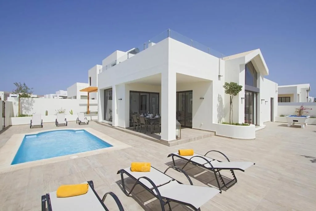 Moradia — Luxury Villa Near beach 1km Swimming pool Tennis court Great for all ages