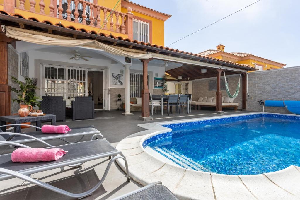 LUXURY VILLA PLAYA DUQUE, PRIVATE POOL & AIRCON, Costa Adeje, Tenerife