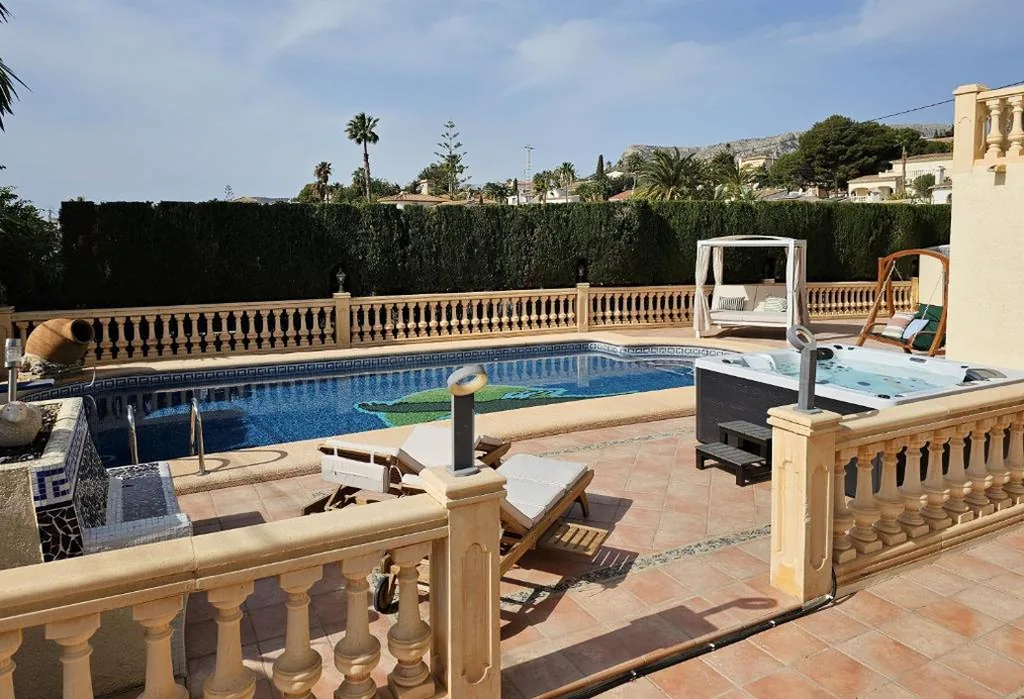 Moradia — Luxury Villa - pool, hot tub, aircon, TVs, home cinema, office, Gbit Internet, sports equipment