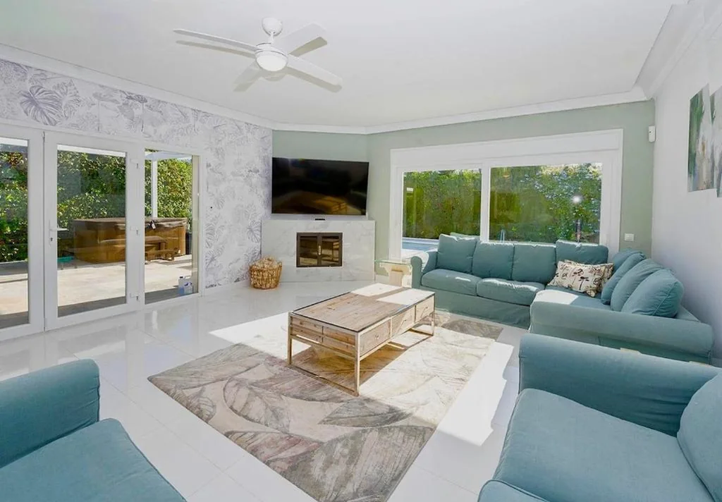 Luxury Villa Sleeps 15, Heated Pool, Jacuzzi, Sauna, & Gym