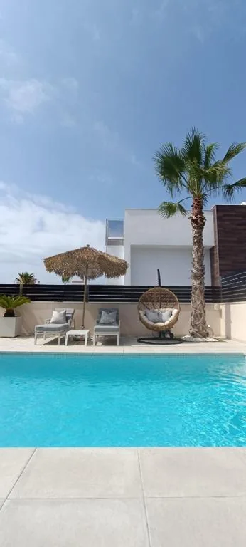 Luxury Villa with Heated Pool, Jacuzzi & Rooftop Lounge PMT22
