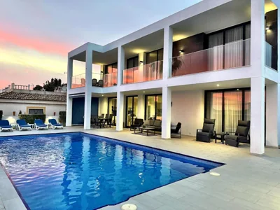 Luxury villa with large swimming pool and outdoor area — foto 3