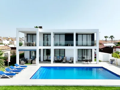 Luxury villa with large swimming pool and outdoor area — foto 4