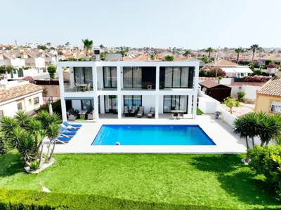 Luxury villa with large swimming pool and outdoor area — foto 5