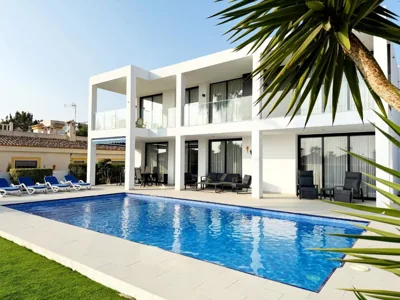 Luxury villa with large swimming pool and outdoor area — foto 6