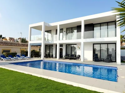Luxury villa with large swimming pool and outdoor area — foto 7