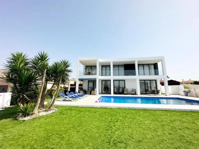 Luxury villa with large swimming pool and outdoor area — foto 9