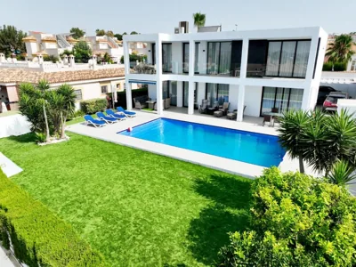 Luxury villa with large swimming pool and outdoor area — foto 10