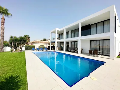 Luxury villa with large swimming pool and outdoor area — foto 11