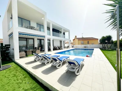 Luxury villa with large swimming pool and outdoor area — foto 12
