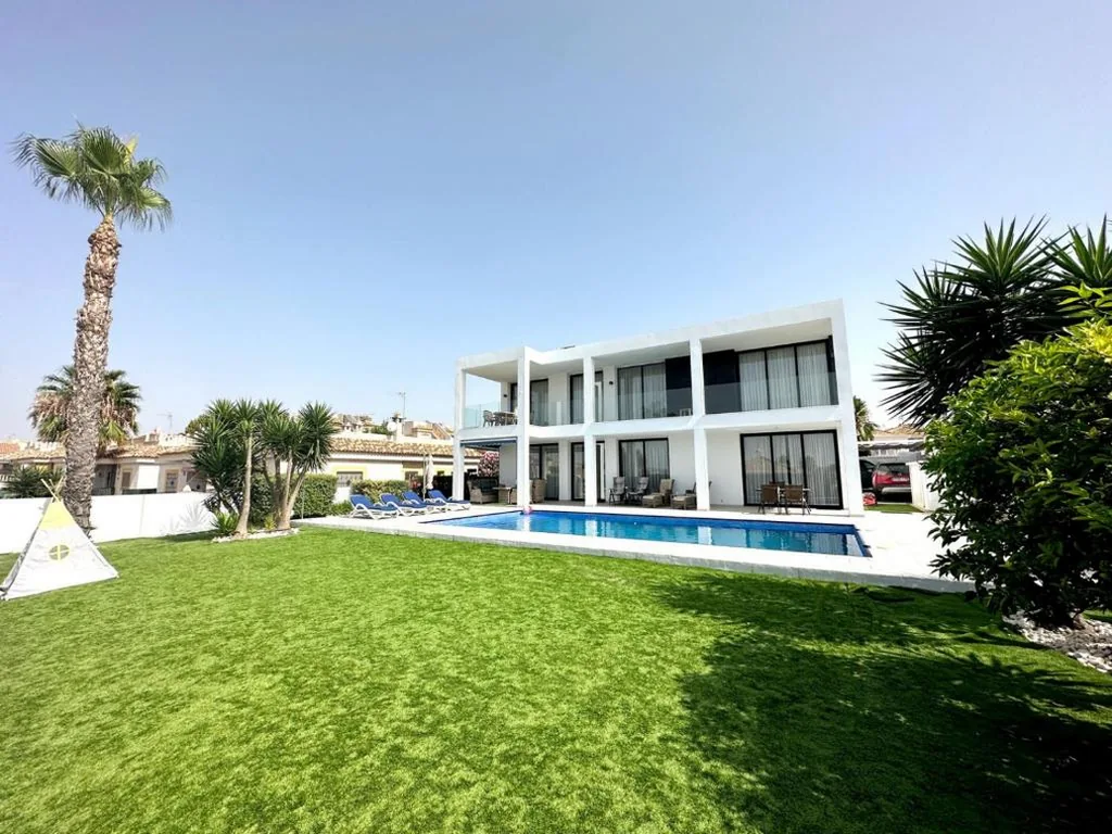 Villa con piscina privada — Luxury villa with large swimming pool and outdoor area
