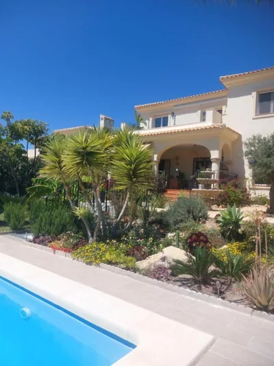 Luxury Villa with Pool & Garden — foto 2