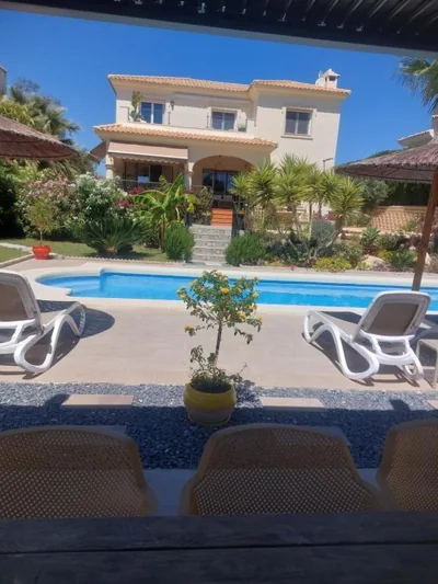 Luxury Villa with Pool & Garden — foto 6