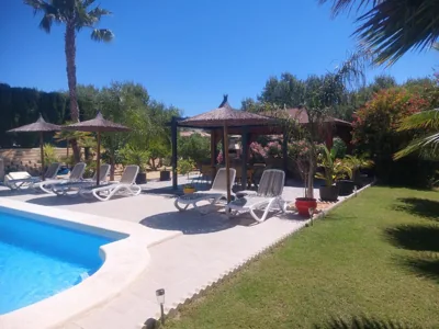 Luxury Villa with Pool & Garden — foto 9