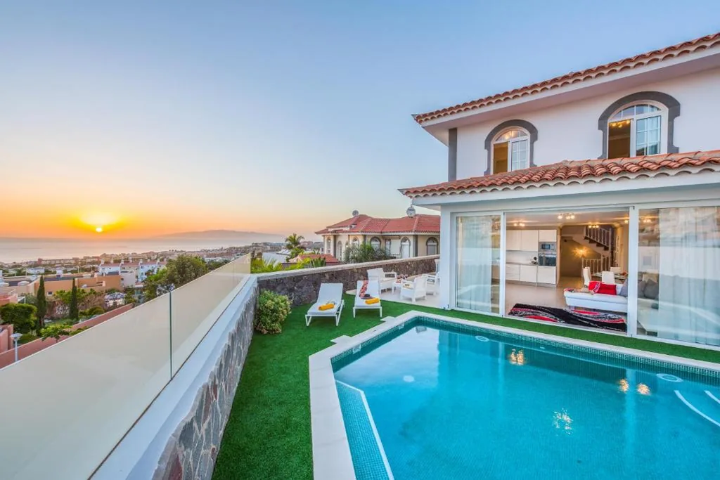 别墅 — LUXURY WHITE VILLA with sea view, heated pool