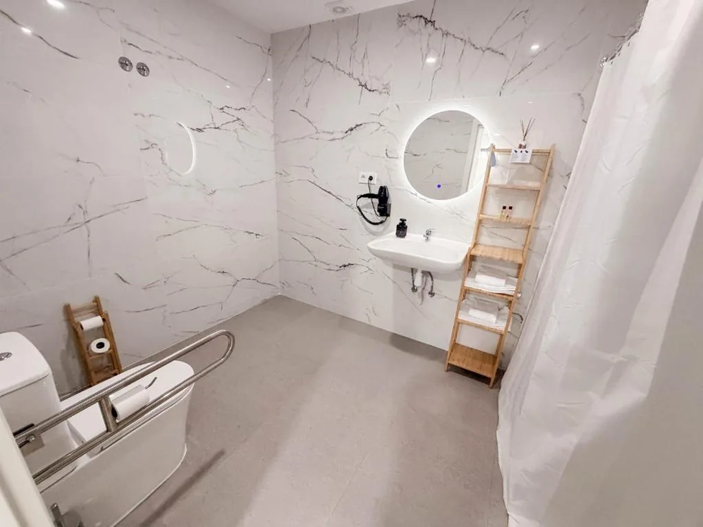 Barrierefreies Zimmer – großes Bett — M&A Hostal en Onda