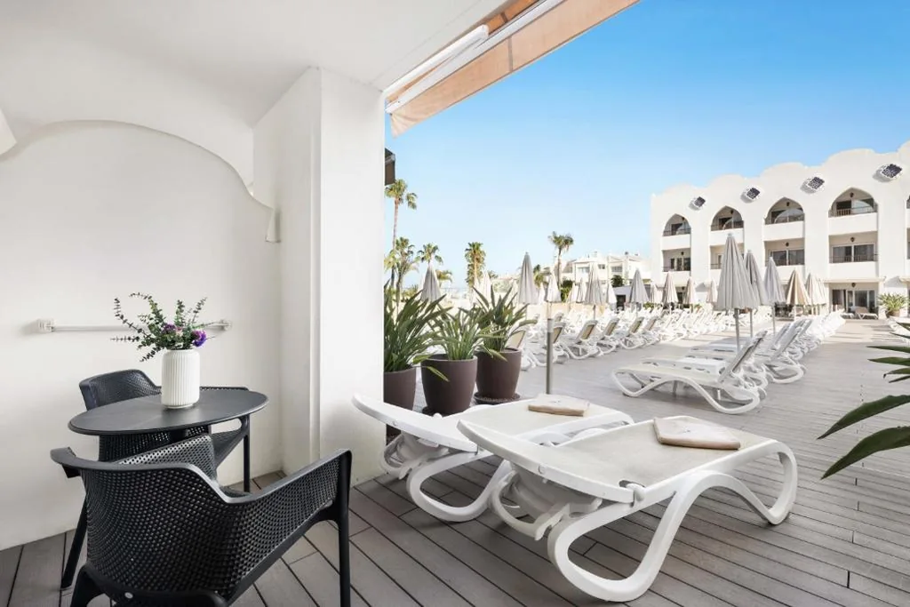 Habitación Doble con acceso a la piscina - 2 camas — Mac Puerto Marina Benalmádena