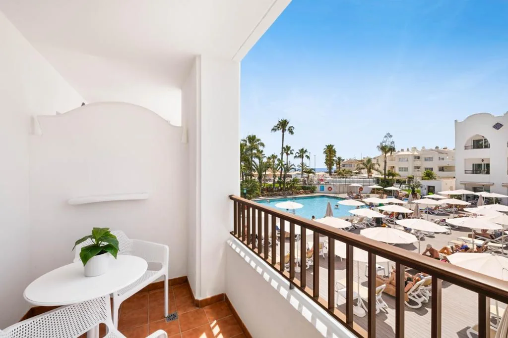 Habitación Doble con vistas a la piscina — Mac Puerto Marina Benalmádena