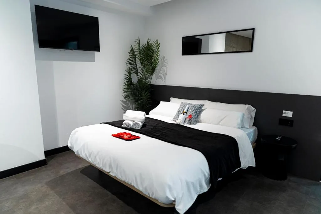 Suite — Mad Rooms
