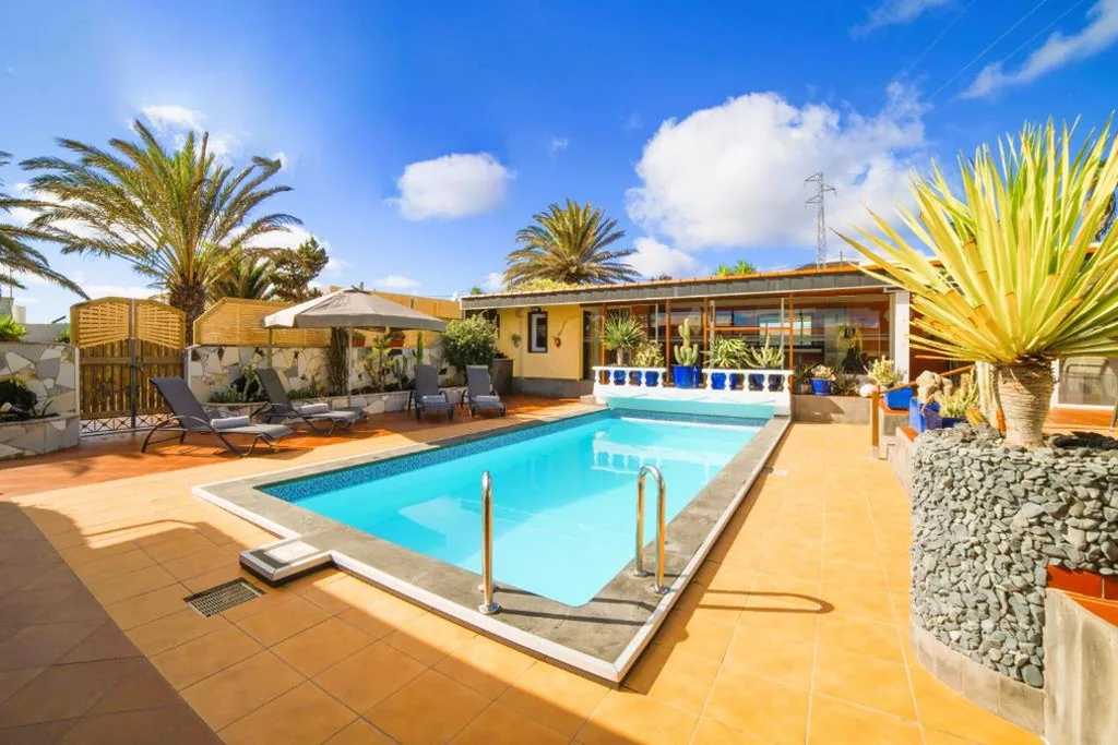 MADORA-Lanzarote -Villa- private pool, amazing garden, sea view, quiet location
