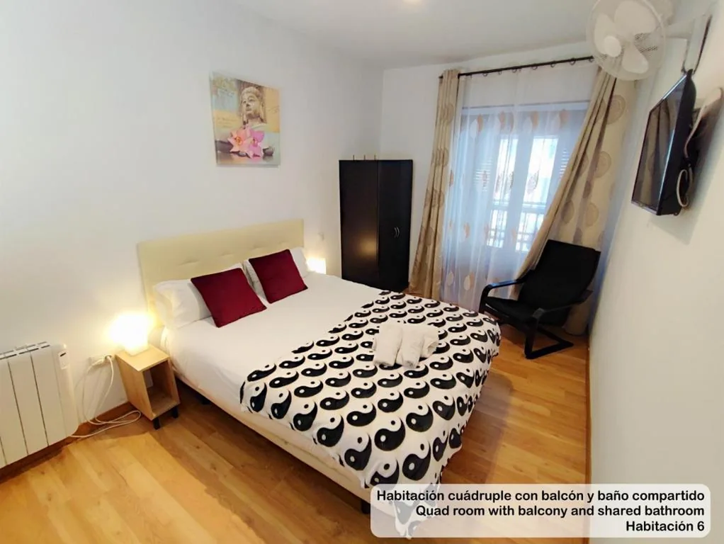 Camera quadrupla con bagno in comune — Madrid Centro Rooms