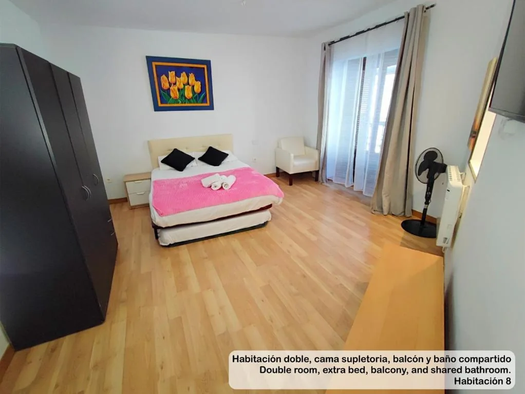 Camera quadrupla con letto supplementare e bagno in comune — Madrid Centro Rooms