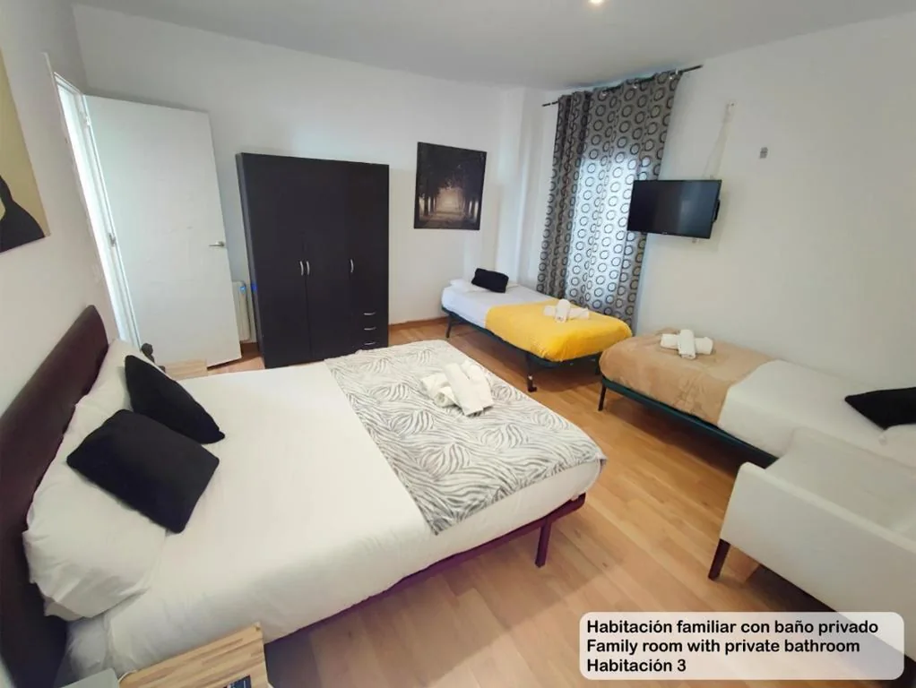Camera familiare con bagno privato — Madrid Centro Rooms