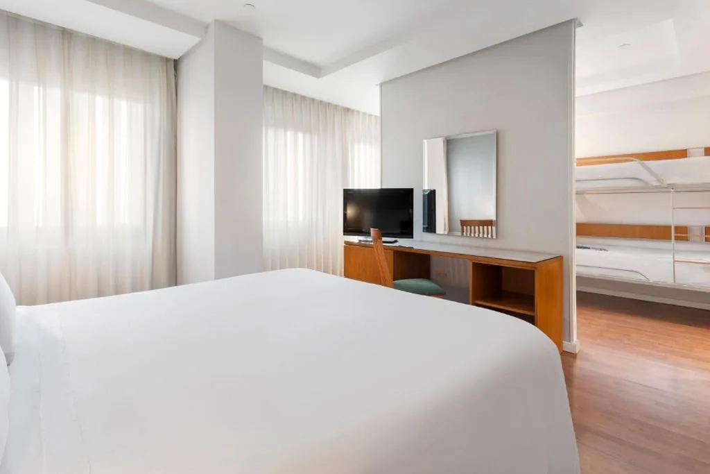 Familiekamer (2 volwassenen en 2 kinderen) — Madrid Chamartín, Affiliated by Meliá
