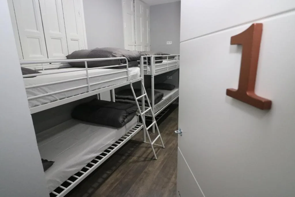 Schlafplatz im gemischten Schlafsaal mit 10 Betten — Madrid Downtown Hostel