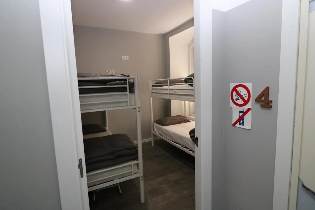 Schlafplatz im gemischten Schlafsaal mit 4 Betten — Madrid Downtown Hostel