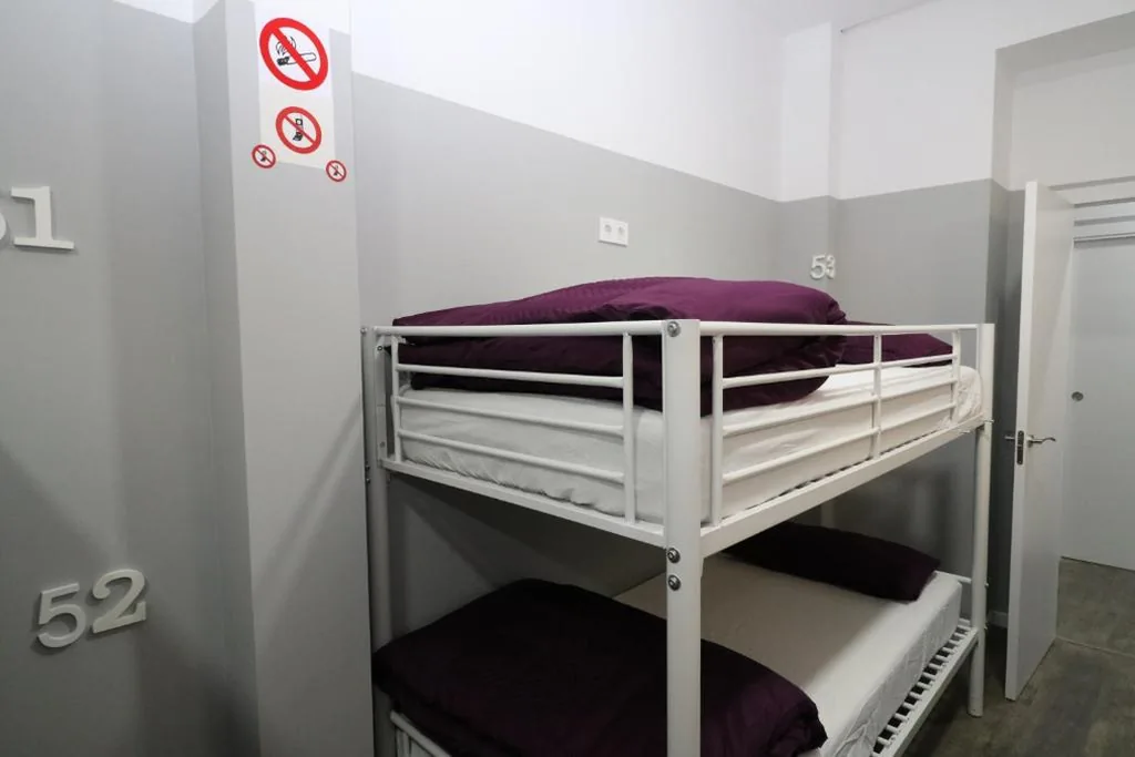 Etagenbett im Schlafsaal – nur für Frauen — Madrid Downtown Hostel