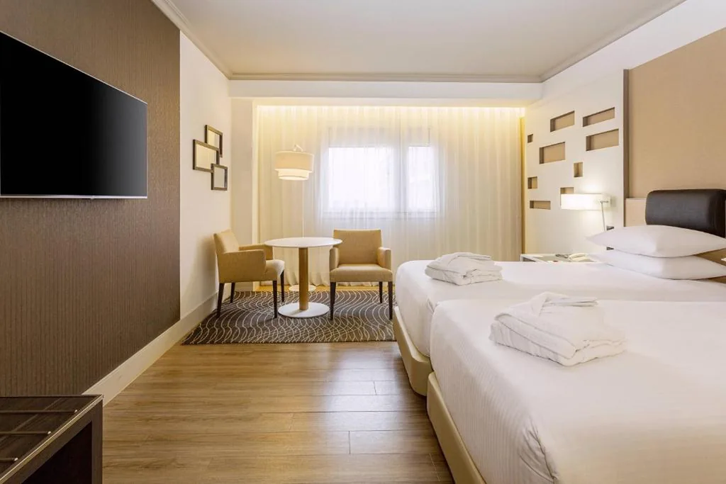 Habitación Executive con 2 camas individuales, acceso al salón y aparcamiento incluido — Madrid Marriott Auditorium Hotel & Conference Center