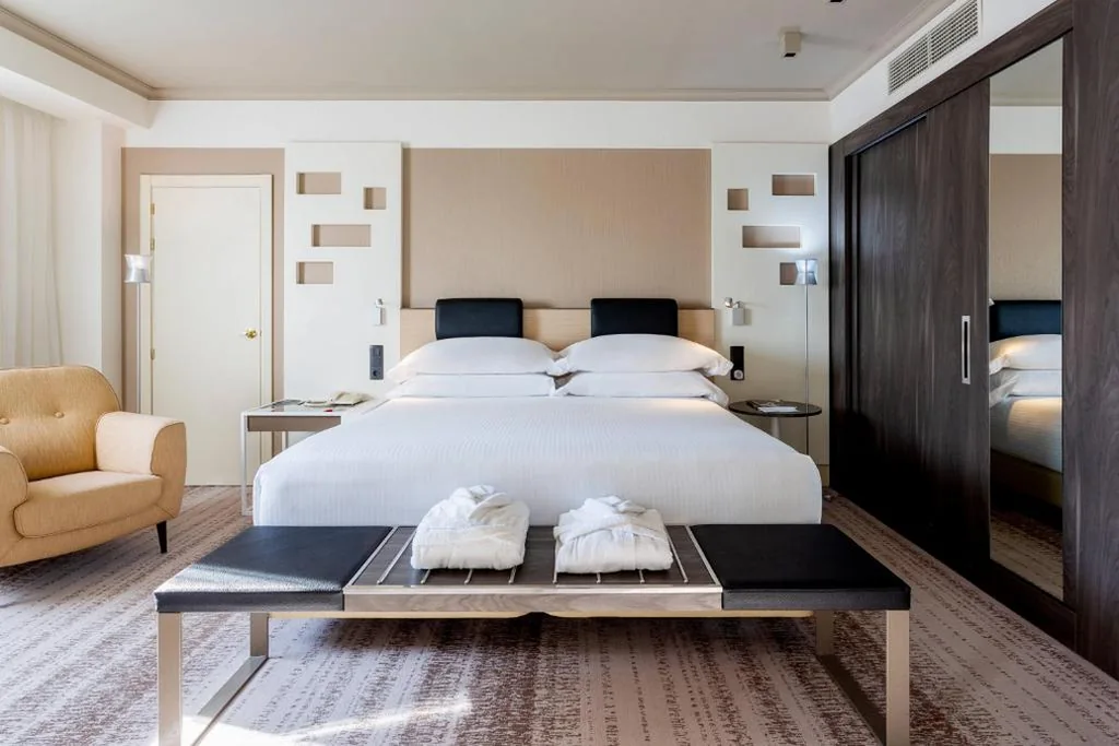 Suite Executive con cama extragrande y acceso al salón — Madrid Marriott Auditorium Hotel & Conference Center