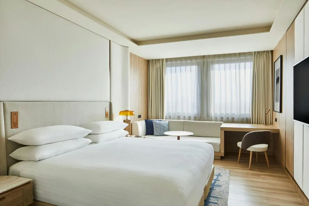 Camera Deluxe con letto matrimoniale extra large — Madrid Marriott Hotel Princesa Plaza