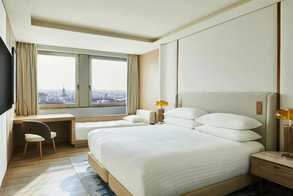 Camera Familiare Superior Panoramica con divano letto - 1 letto extra large — Madrid Marriott Hotel Princesa Plaza